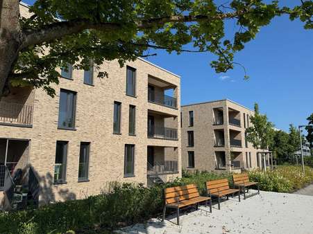 Ansicht West mit öffentlichem Fußweg im Park - Etagenwohnung in 97424 Schweinfurt mit 62m² kaufen