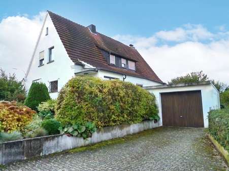Nordostansicht mit Hof und Garage - Einfamilienhaus in 96106 Ebern mit 130m² kaufen