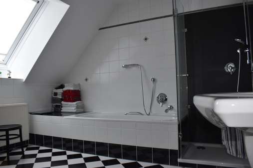 Modernes Badezimmer mit Wanne und separater Dusche - Maisonette-Wohnung in 97440 Werneck mit 120m² kaufen