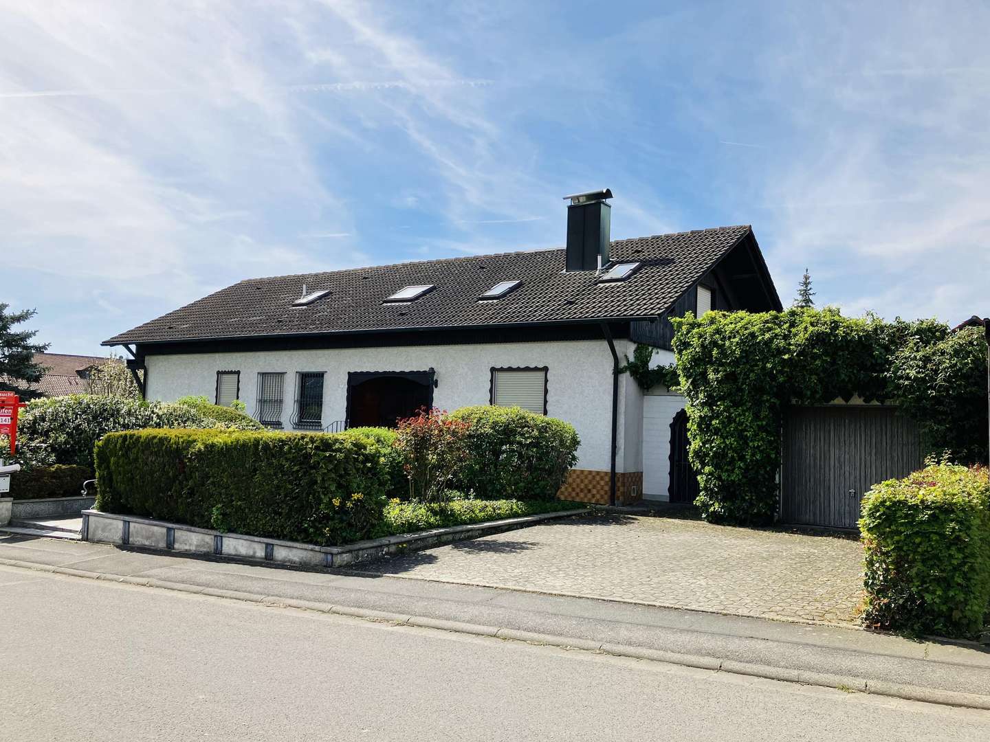 Ansicht des Hauses mit Garage - Einfamilienhaus in 97478 Knetzgau mit 230m² kaufen