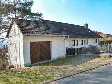 Nordostansicht des Hauses mit Garage - Einfamilienhaus in 97500 Ebelsbach mit 225m² kaufen