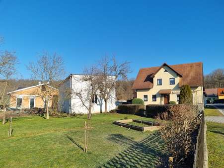 Ansicht mit vorgelagerter Grünfläche - Einfamilienhaus in 96181 Rauhenebrach mit 155m² kaufen