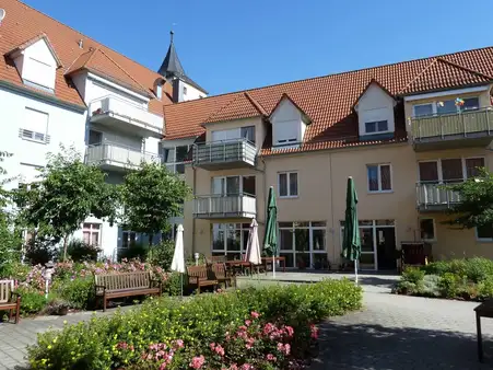 Seltene Gelegenheit... helle 2 Zimmer-Wohnung mit Loggia und Tiefgaragenstellpiatz im Seniorenwohnzentrum "Unteres Tor" 