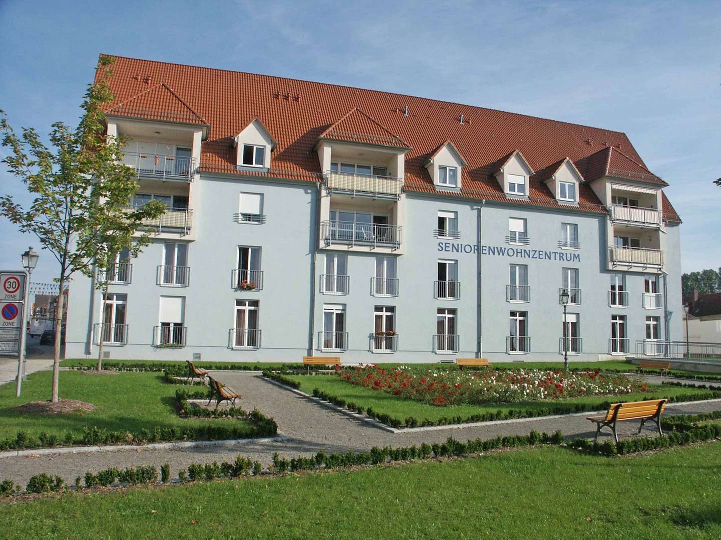 Westansicht der Seniorenwohnanlage - Wohnung in 97437 Haßfurt mit 61m² kaufen