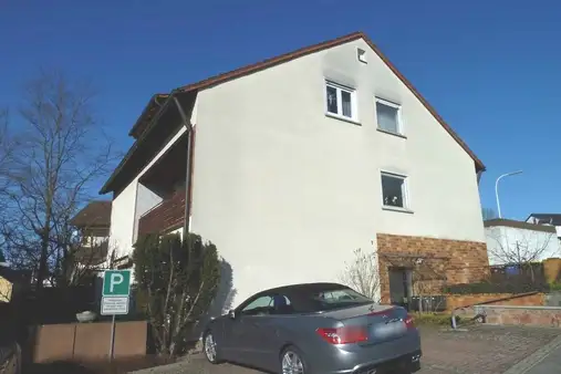 Geschmackvoll modernisierte, helle 3 Zimmer-Dachwohnung mit zusätzlichem Büro/HW-Raum, Westbalkon und Garage in ruhiger Lage