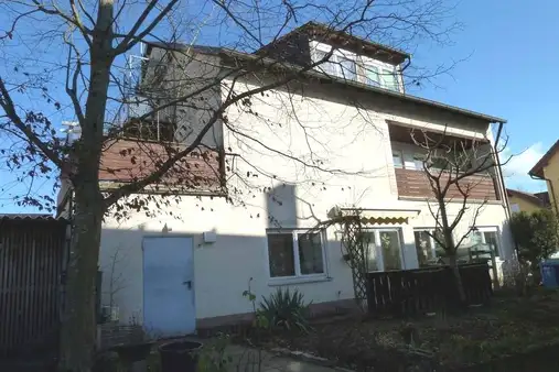 Geschmackvoll modernisierte, helle 3 Zimmer-Dachwohnung mit zusätzlichem Büro/HW-Raum, Westbalkon und Garage in ruhiger Lage