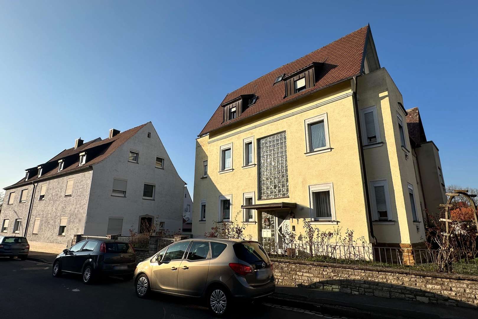 Außenansicht der beiden Immobilien - Einfamilienhaus in 97447 Gerolzhofen mit 250m² kaufen