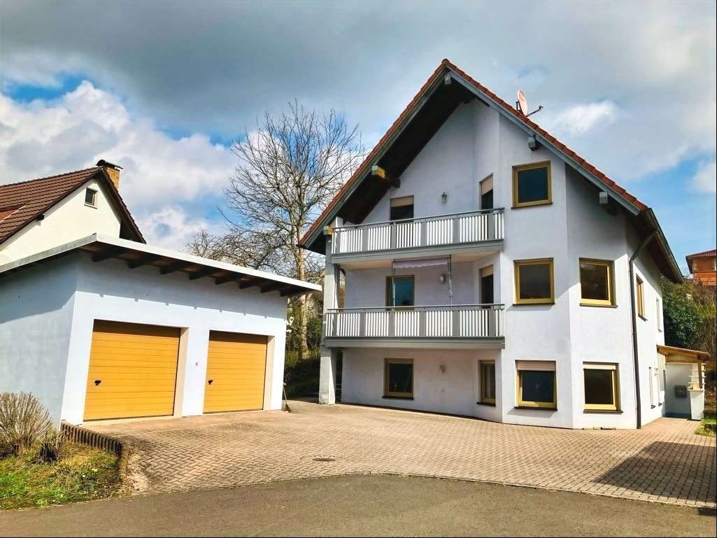Westansicht mit Doppelgarage und Hoffläche - Einfamilienhaus in 96106 Ebern mit 200m² kaufen