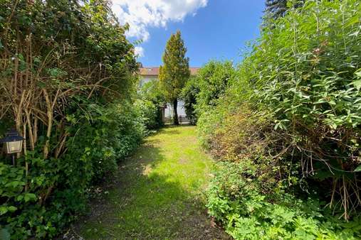 Blick in den Garten - Reihenmittelhaus in 97422 Schweinfurt mit 121m² kaufen