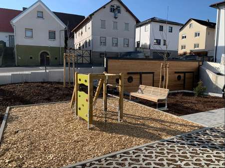 aufwendig gestaltete Außenanlagen mit Spielgerät - Etagenwohnung in 97456 Dittelbrunn mit 81m² kaufen