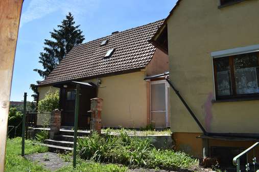 Hausansicht mit Anbau - Einfamilienhaus in 97456 Dittelbrunn mit 80m² kaufen