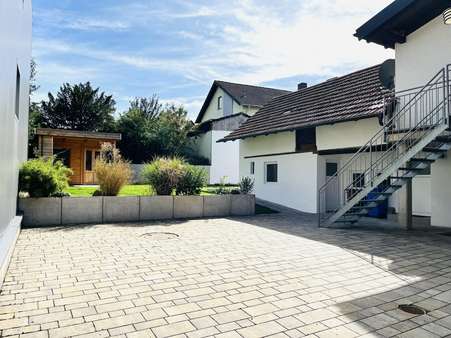 Ihr perfekter Rückzugsort... der neu gestaltete Hof mit Grünfläche und Nebengebäude Ihr perfekter Rückzugsort... der neu gestaltete Hof mit Grünfläche und Nebengebäude - Zweifamilienhaus in 97522 Sand mit 230m² kaufen