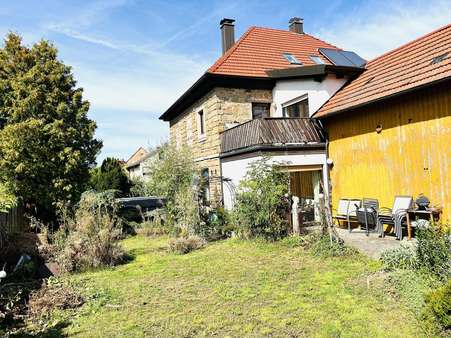 Westansicht mit Terrasse, Balkon und Gartenfläche der EG-Wohung Westansicht mit Terrasse, Balkon und Gartenfläche der EG-Wohung - Zweifamilienhaus in 97522 Sand mit 230m² kaufen