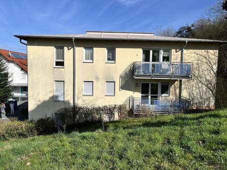 Westansicht der Wohnanlage - Etagenwohnung in 97483 Eltmann mit 65m² kaufen