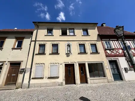 Charmantes, denkmalgeschütztes Stadthaus mit blickgeschütztem Innenhof + vielseitig nutzbarem Nebengebäude mit Dachterrasse!