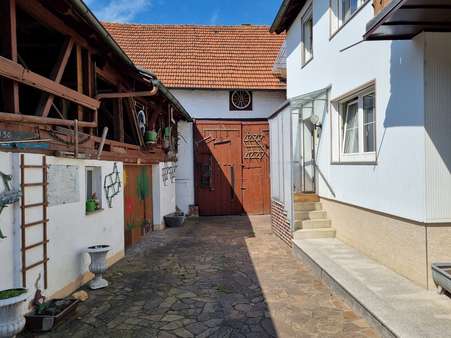 Gepflasterter Innenhof (Zugang Scheune) - Einfamilienhaus in 97531 Theres mit 150m² kaufen