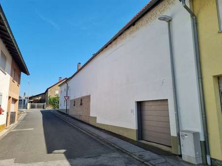 Integrierte Garage im Nebengebäude (Zugang Außen) - Einfamilienhaus in 97531 Theres mit 160m² kaufen