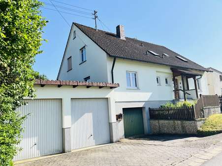 Straßenansicht mit Garagen Straßenansicht mit Garagen - Einfamilienhaus in 97491 Aidhausen mit 180m² kaufen