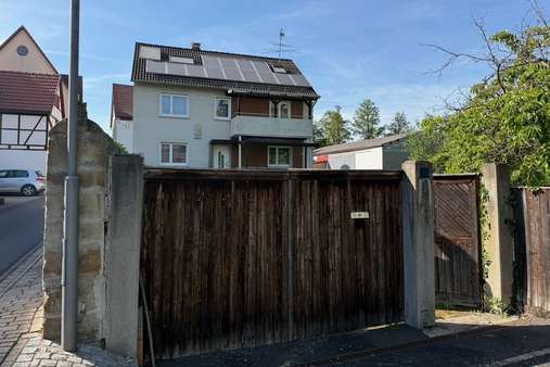 Ansicht Hoftor - Einfamilienhaus in 97464 Niederwerrn mit 140m² kaufen