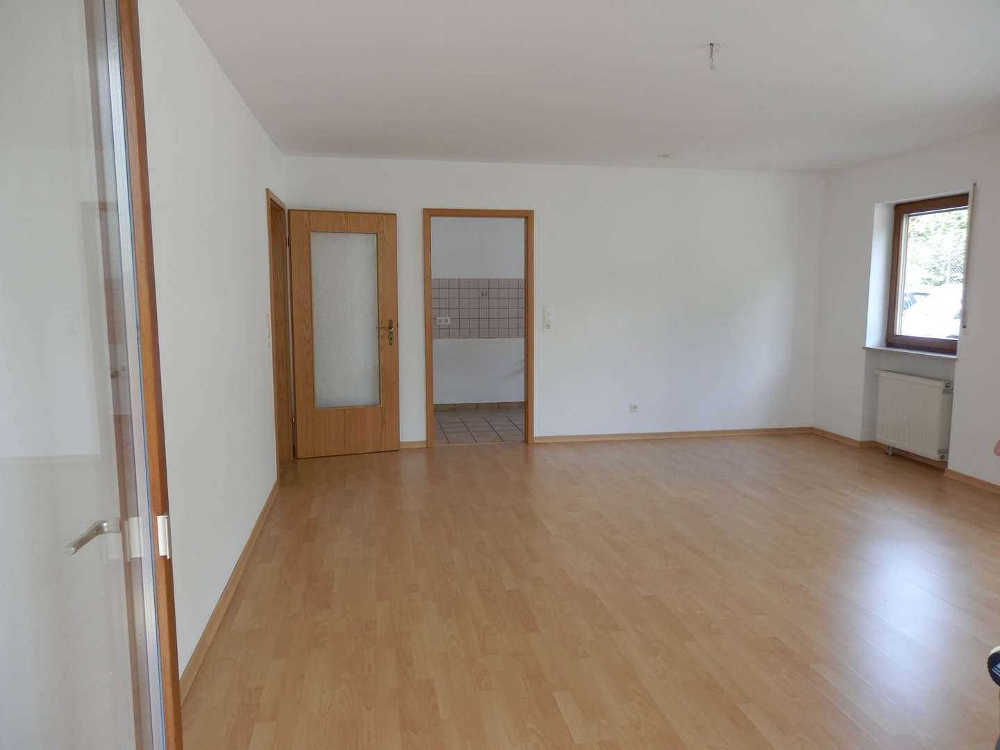 Wohnzimmer mit Blick in die Küche