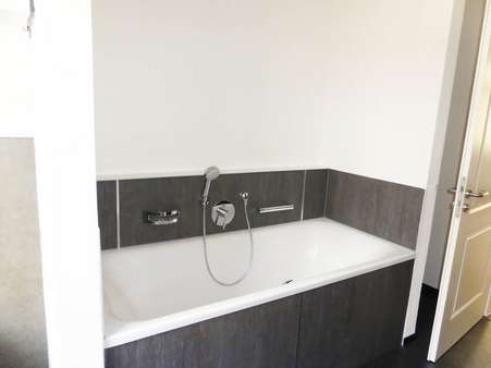 Tageslichtbad mit Badewanne ... - Erdgeschosswohnung in 97688 Bad Kissingen mit 89m² als Kapitalanlage kaufen