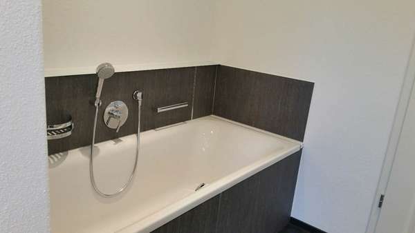 Tageslichtbad mit Badewanne ... - Erdgeschosswohnung in 97688 Bad Kissingen mit 73m² kaufen