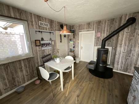 Essbereich mit Ofen - Einfamilienhaus in 97723 Oberthulba mit 114m² kaufen