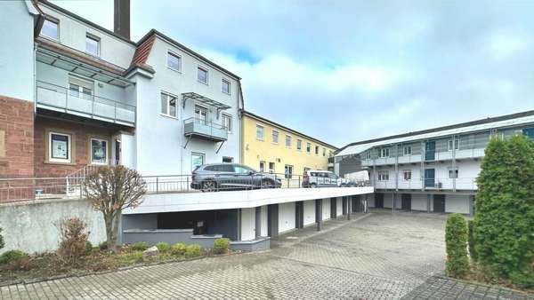 Außenansicht mit Garagen Außenansicht mit Garagen - Wohn- / Geschäftshaus in 97688 Bad Kissingen mit 1087m² als Kapitalanlage kaufen