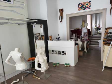Ladenbereich links mit Aufgang zum Hochparterre - Ladenlokal in 97688 Bad Kissingen mit 102m² mieten