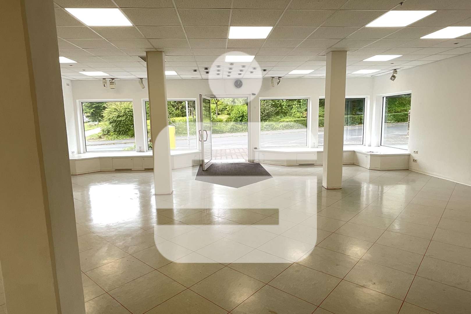 Ladenfläche mit großer Schaufensterfront - Ladenlokal in 97688 Bad Kissingen mit 160m² mieten