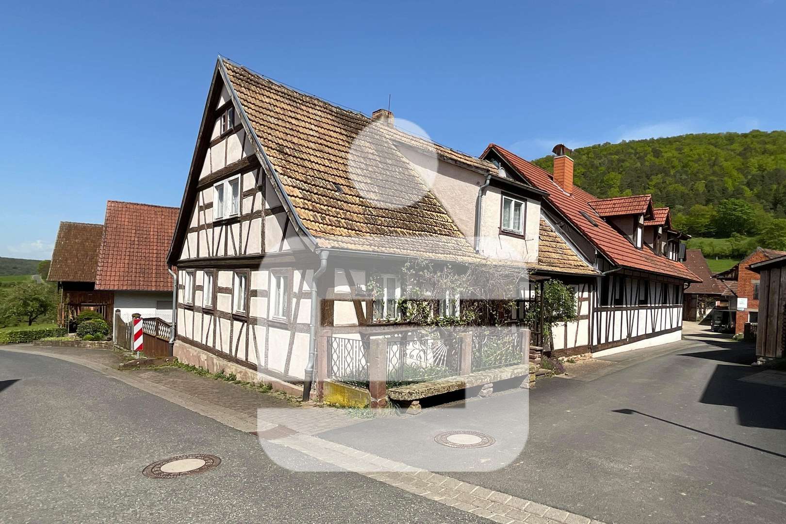 Straßenansicht - Zweifamilienhaus in 97762 Hammelburg mit 299m² kaufen