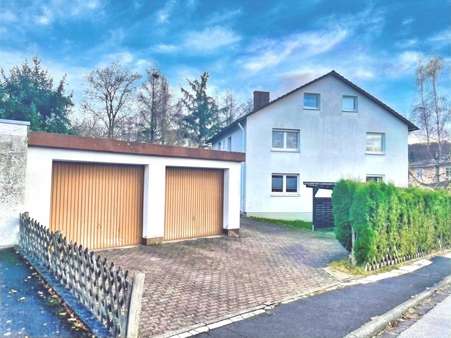 Außenansicht mit Garagen - Mehrfamilienhaus in 97653 Bischofsheim mit 230m² kaufen