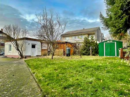 Gartenseite mit Gartenhaus - Mehrfamilienhaus in 97653 Bischofsheim mit 230m² kaufen