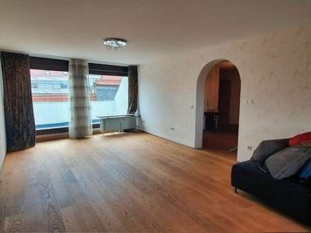 Wohnzimmer - Dachgeschosswohnung in 97616 Bad Neustadt mit 110m² kaufen