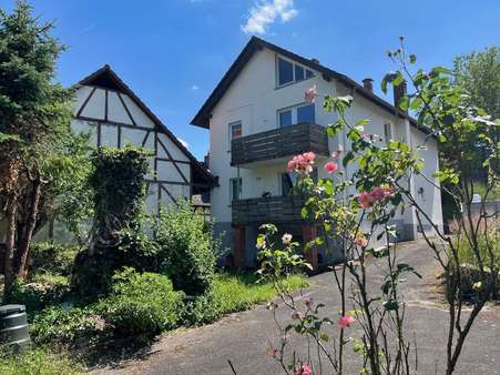 Hofansicht - Zweifamilienhaus in 63773 Goldbach mit 205m² kaufen