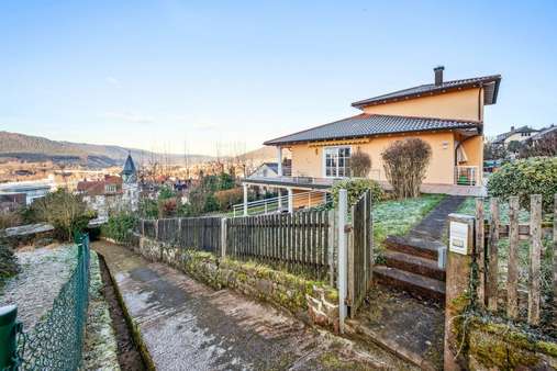 Außenaufnahme mit Fußweg in die Stadt - Einfamilienhaus in 63897 Miltenberg mit 231m² kaufen