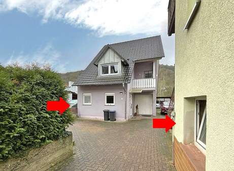 Hofeinfahrt mit beiden Häusern Hofeinfahrt mit beiden Häusern - Zweifamilienhaus in 63928 Eichenbühl mit 223m² kaufen