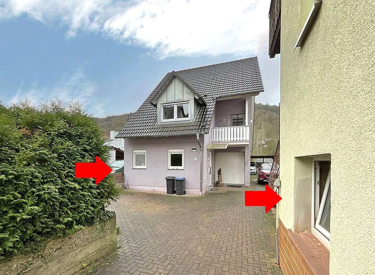 Hofeinfahrt mit beiden Häusern - Zweifamilienhaus in 63928 Eichenbühl mit 223m² kaufen