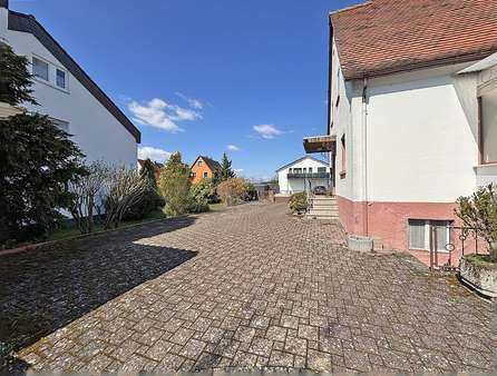 Hofansicht - Doppelhaushälfte in 63906 Erlenbach mit 120m² kaufen