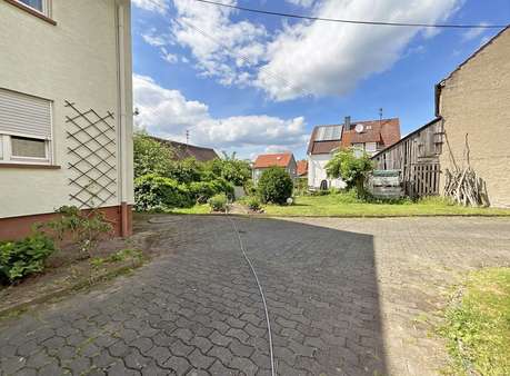 Hofeinfahrt Hofeinfahrt - Zweifamilienhaus in 97896 Freudenberg, Ebenheid mit 205m² kaufen