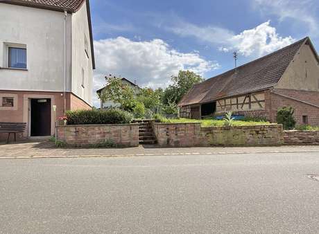 Zuwegung zum Haus Zuwegung zum Haus - Zweifamilienhaus in 97896 Freudenberg, Ebenheid mit 205m² kaufen
