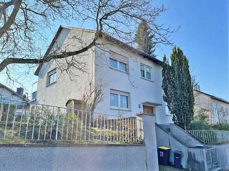 Straßenansicht Straßenansicht - Zweifamilienhaus in 63743 Aschaffenburg, Schweinheim mit 150m² kaufen