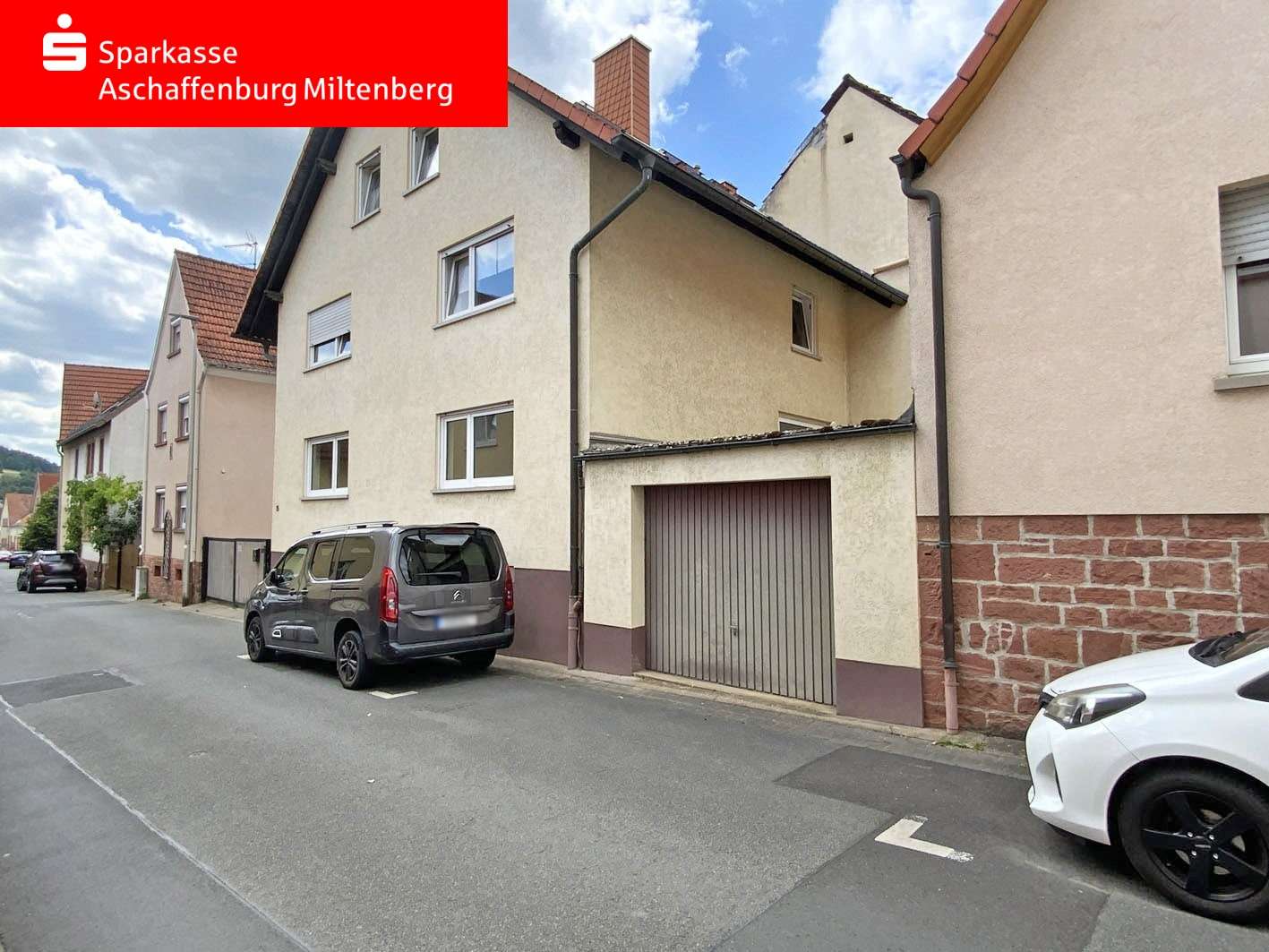 Straßenansicht mit Garage Straßenansicht mit Garage - Zweifamilienhaus in 63853 Mömlingen mit 214m² kaufen