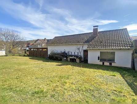 Ansicht Grundstück mit Schuppen von hinten - Grundstück in 63834 Sulzbach mit 564m² kaufen