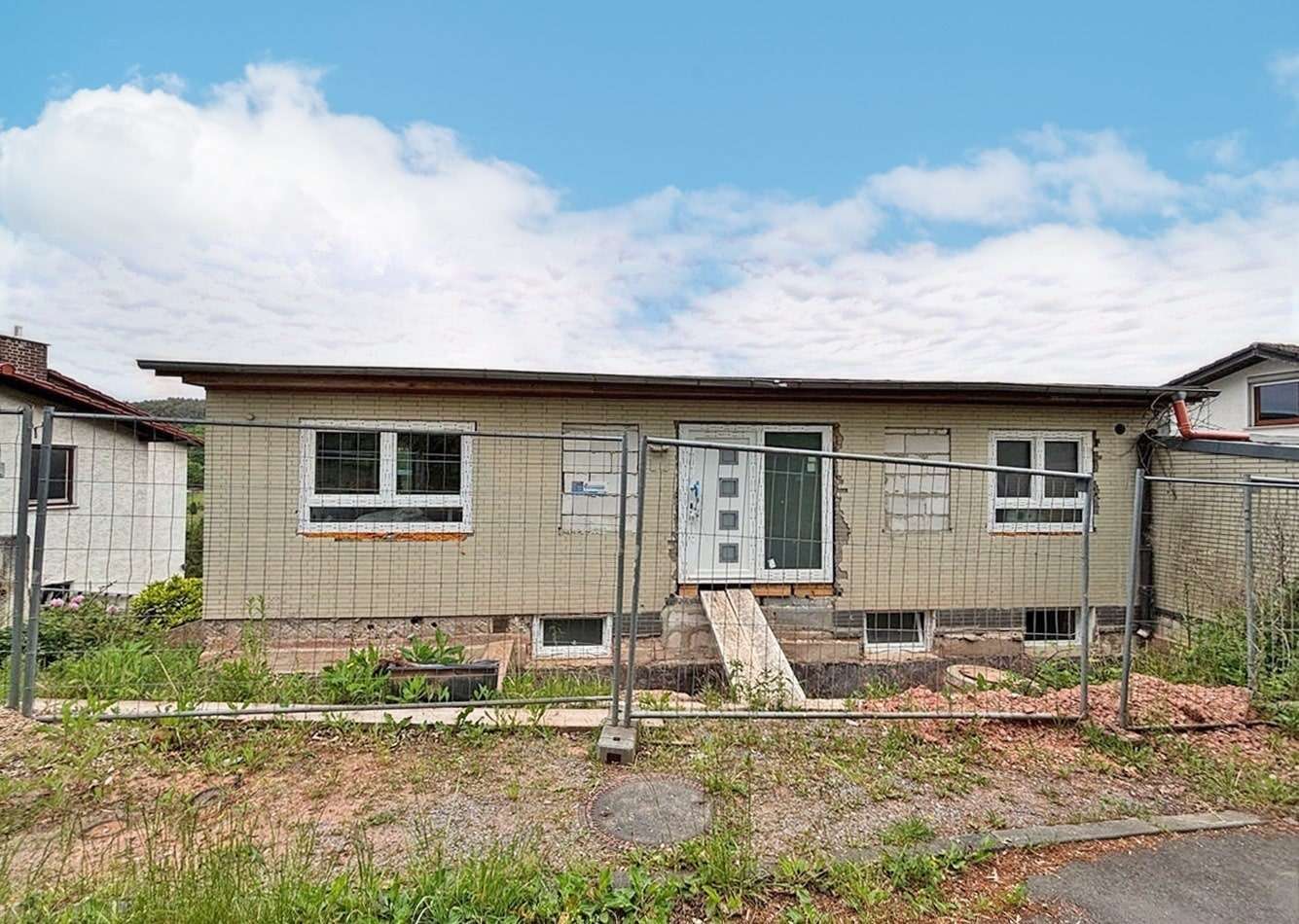 Straßenansicht - Einfamilienhaus in 64750 Lützelbach, Haingrund mit 140m² kaufen