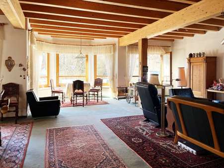 Einfamilienhaus - Blick ins Wohnzimmer - Mehrfamilienhaus in 63875 Mespelbrunn mit 439m² kaufen