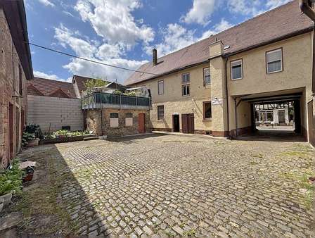 Hof mit Rückansicht Gaststätte Hof mit Rückansicht Gaststätte - Mehrfamilienhaus in 63762 Großostheim mit 340m² kaufen