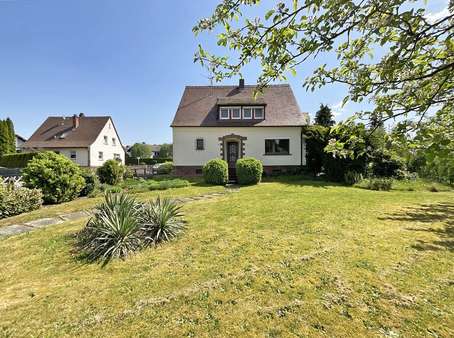 Vorgarten mit Zugang zum Haus - Einfamilienhaus in 63906 Erlenbach mit 155m² kaufen