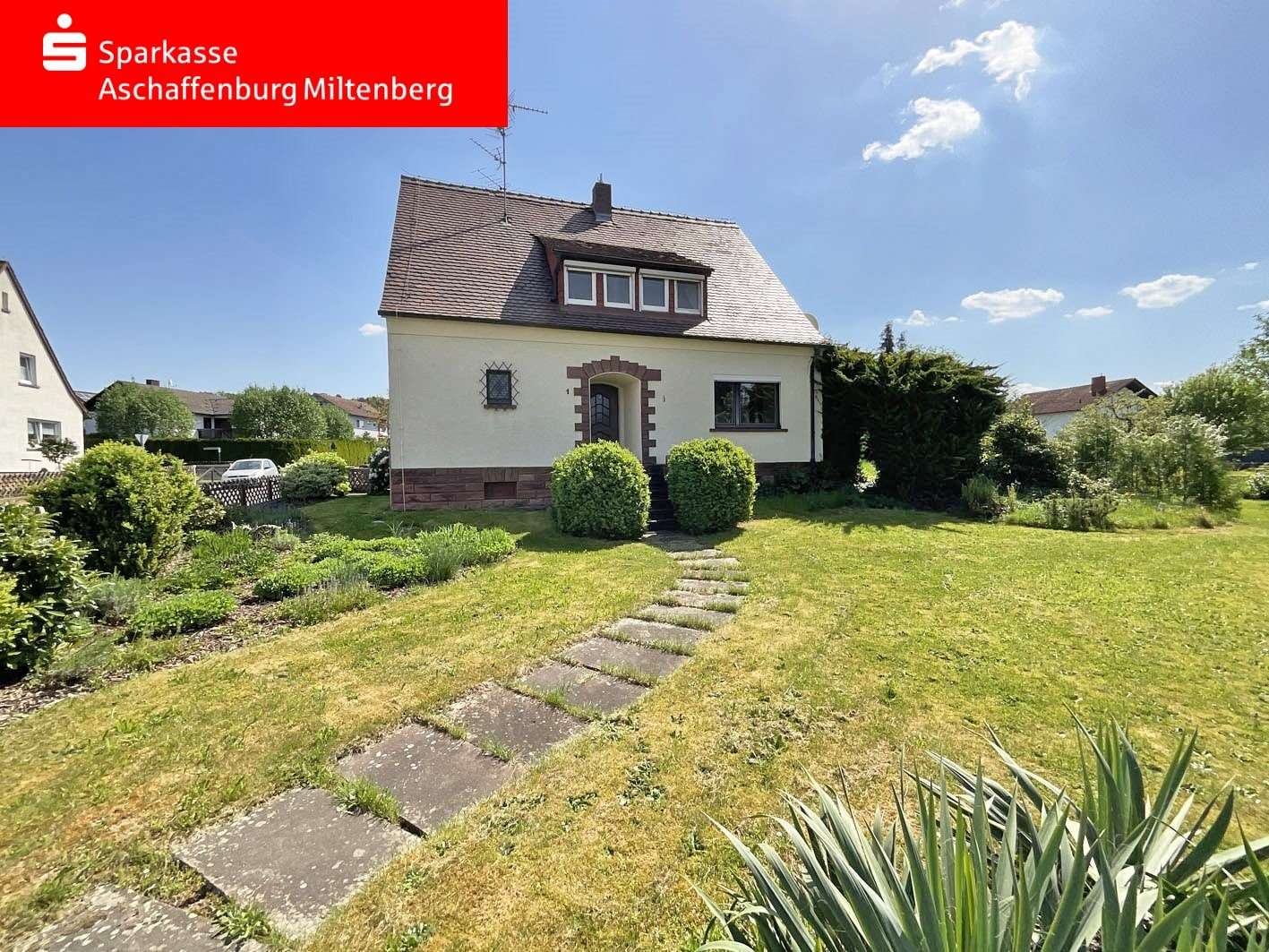 Vorgarten mit Zugang zum Haus - Einfamilienhaus in 63906 Erlenbach mit 155m² kaufen