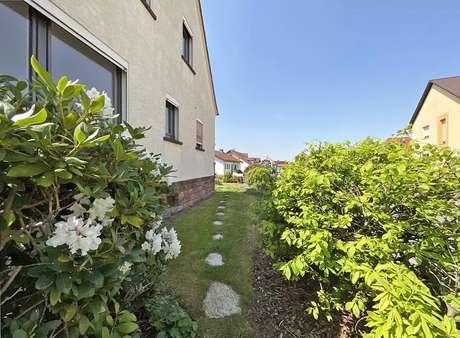 Weg zum Eingang - Einfamilienhaus in 63906 Erlenbach mit 155m² kaufen